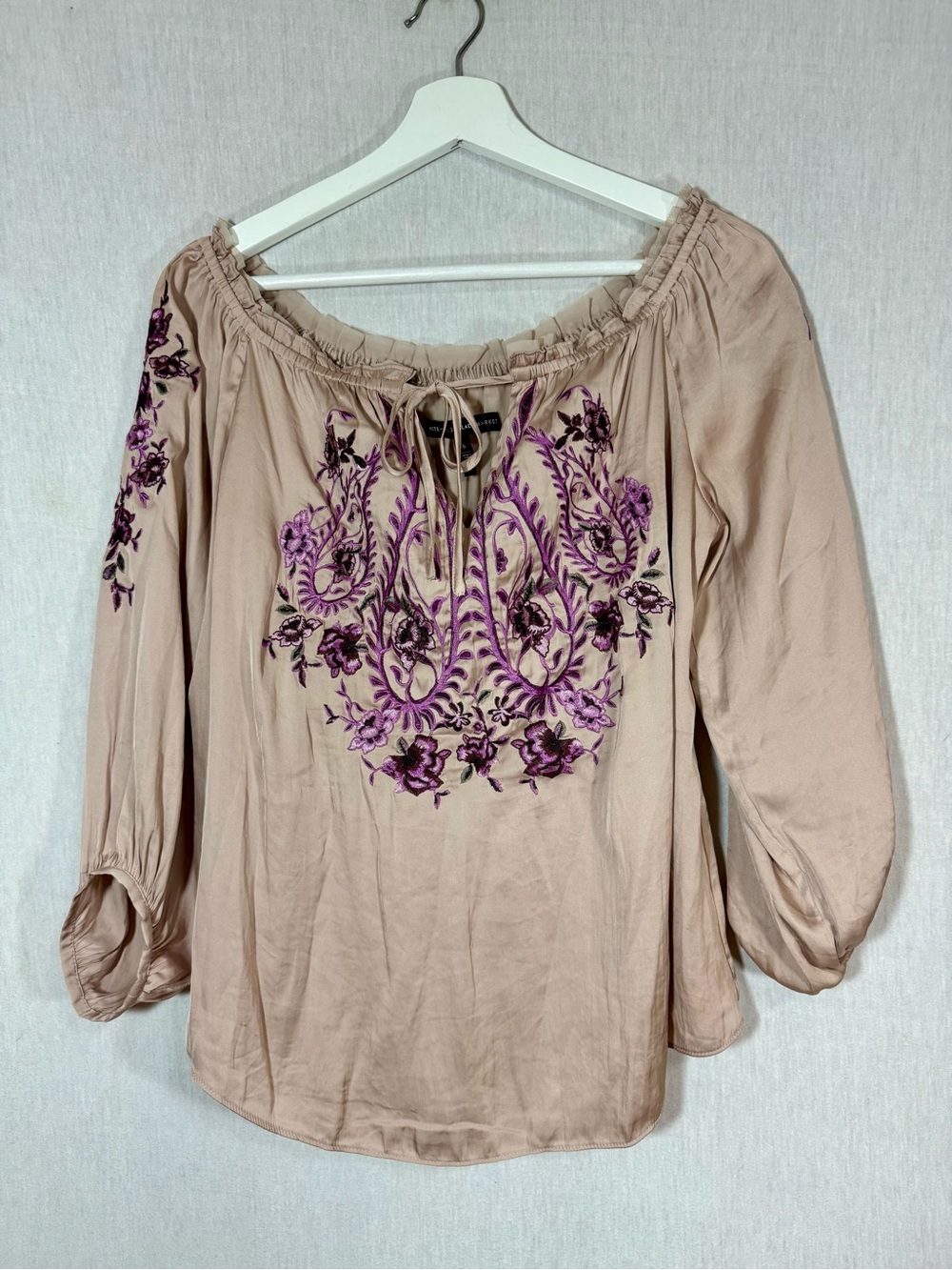White House Black Market M silky Boho purple Embroidered Blouse in Taupe